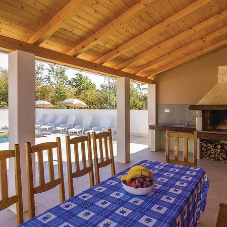 Lena Villa